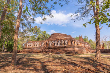 Fototapeta premium Wat Chang Rob temple in Kamphaeng Phet Historical Park, UNESCO World Heritage site