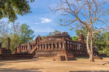 Fototapeta na wymiar Wat Chang Rob temple in Kamphaeng Phet Historical Park, UNESCO World Heritage site