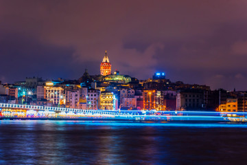 Obraz premium A mosque on the sea and long lights on the sea in Istanbul Turkey
