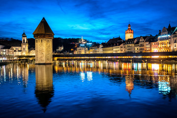 Obraz premium Lucerne, Switzerland, the Old town and Chapel bridge in the late evening blue light