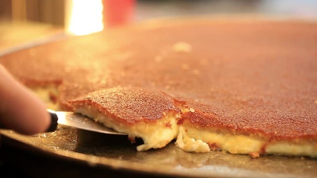 Although it is a sweet known as the origin Hatay, it is different with the way it is made in Mersin. kunefe