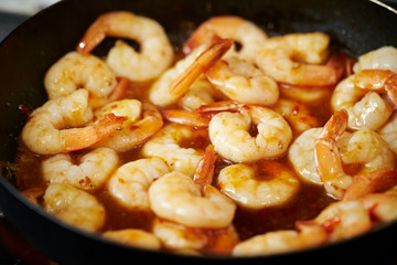 Grilling shrimps with sauce