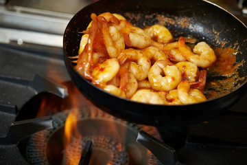 Grilling shrimps with sauce