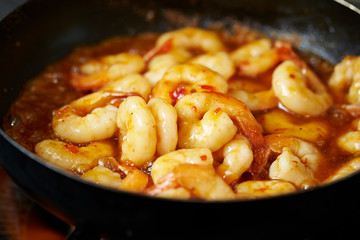 Grilling shrimps with sauce