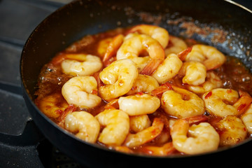 Grilling shrimps with sauce