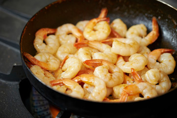 Grilling shrimps with sauce