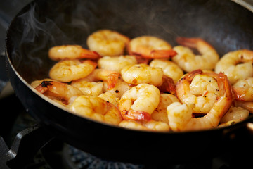 Grilling shrimps with sauce