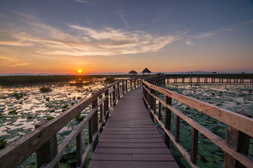 Fototapeta premium zachód słońca krajobraz drewniany most