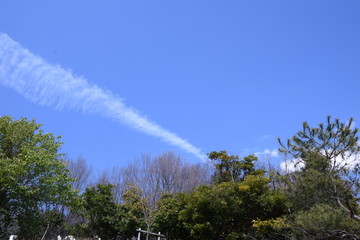 山を越える飛行機雲