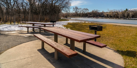 Obraz premium Picnic area with view of a lake on a sunny day