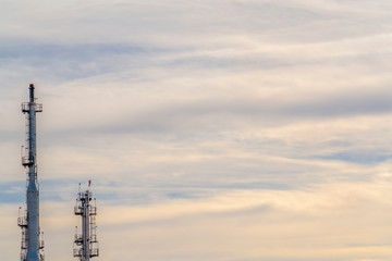 Obraz premium Power Plant with cloud filled sky in background