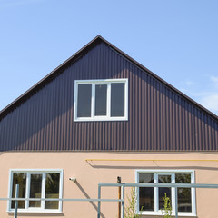The roof of corrugated sheet on the houses