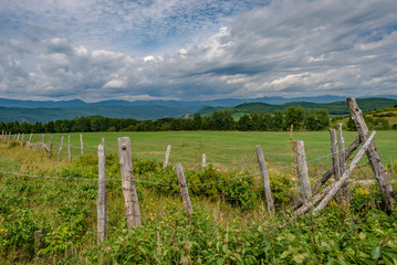 Fototapeta na wymiar Fields in the hilly landscape of Charlevoix, Quebec