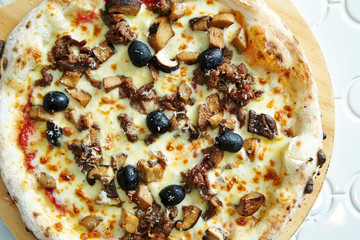 Grilled chicken, mushroom and olive pizza 