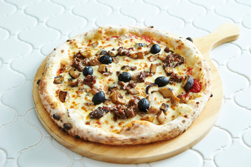 Grilled chicken, mushroom and olive pizza 