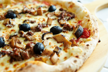 Grilled chicken, mushroom and olive pizza 