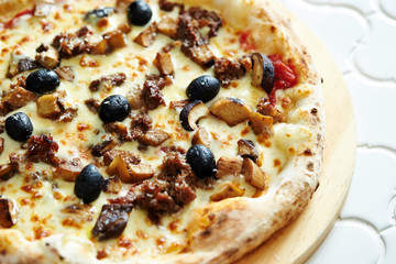 Grilled chicken, mushroom and olive pizza 