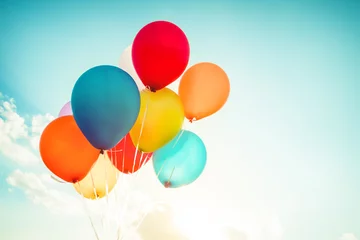 Badezimmer Foto Rückwand Bunte Luftballons mit einem Retro-Instagram-Filtereffekt. Konzept des glücklichen Geburtstages im Sommer und Hochzeit, Flitterwochen-Partygebrauch für Hintergrund. Vintage-Farbton-Stil © jakkapan