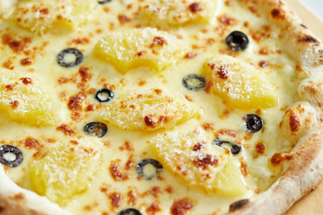 Olive and pineapple pizza 