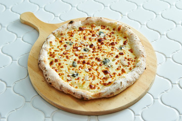 Cheese pizza with almond slice 