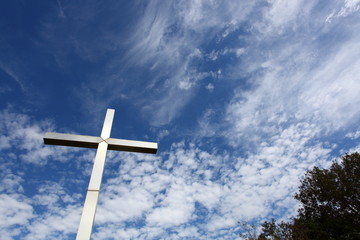 十字架と秋の空