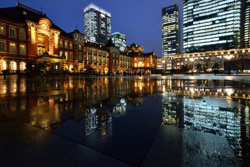 Fototapeta na wymiar 雨降る夕刻の東京駅