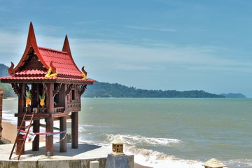 Obraz premium temple of heaven. Sea and beach