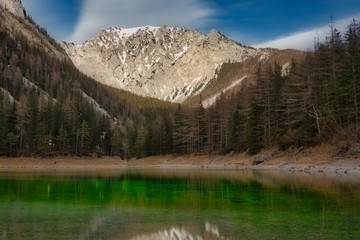 Fototapeta na wymiar Grüner See mit Blick auf Berge