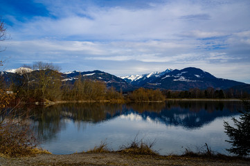 Fototapeta na wymiar See im Alpengebiet