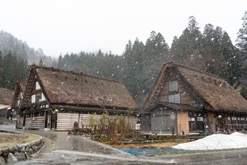 Fototapeta na wymiar 白川郷ー雪が降る合掌造りの街並風景