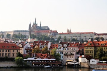 Naklejka na ściany i meble カレル橋から眺めるプラハ城