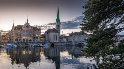 Obraz premium Sommerabend an der Limmat in Zürich