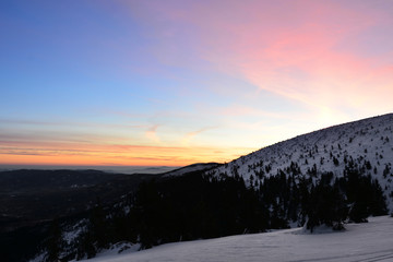 Piękny wschód słońca nad górami, Sudety