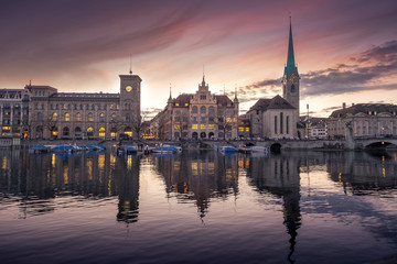 Fototapeta na wymiar Farbenprächtiger Sonnenuntergang in Zürich an der Limmat
