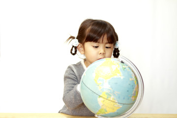 地球儀と幼児(4歳児)
