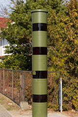 ein tarnfarbener Blitzer am Strassenrand