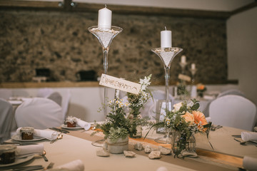 Hochzeitslocation gedeckter Tisch mit Blumen und Dekoration