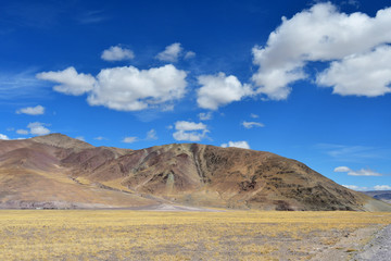 Mountains on the way to the salt lake Tarok. China, Tibet