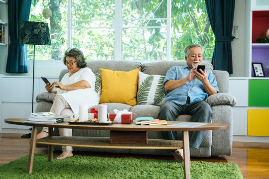 Senior couple Playing Smart phont together at living room