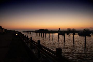 Obraz premium old pier at sunset