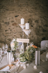 Hochzeitslocation gedeckter Tisch mit Blumen und Dekoration