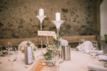 Hochzeitslocation gedeckter Tisch mit Blumen und Dekoration
