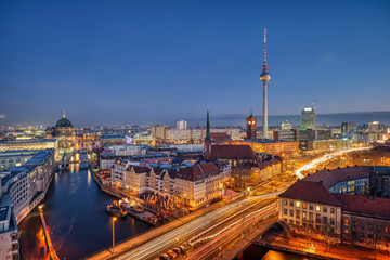 Fototapeta premium Berlin Mitte ze słynną wieżą telewizyjną w nocy