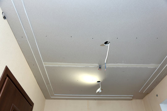 Płyty budowlane, gipsowe, montarz na korytarzu na suficie.