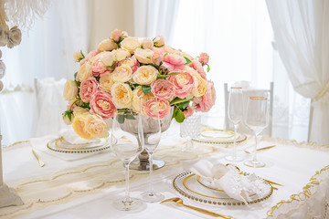 Romantic and exquisite western restaurant environment background material / tableware on the table