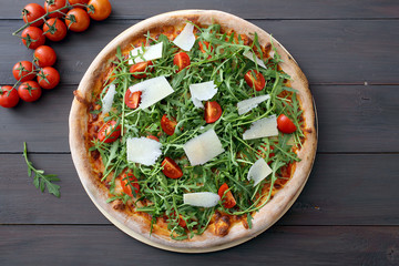 pizza tradizionale rucola e pomodorini freschi