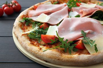 pizza tradizionale con mortadella di bologna pomodori e rucola © denio109