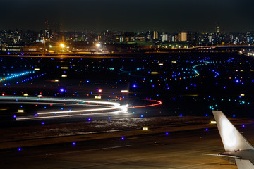 夜の羽田空港 星空のような滑走路の灯りと光跡