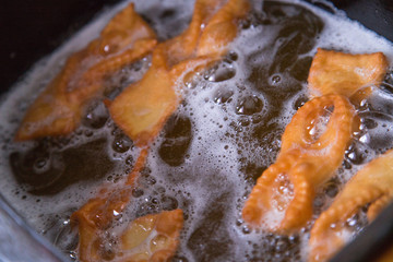 Préparation des  bugnes