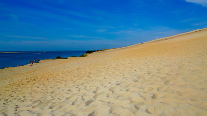 Fototapeta na wymiar Beautiful coastline next to great dune - Dune du Pilat